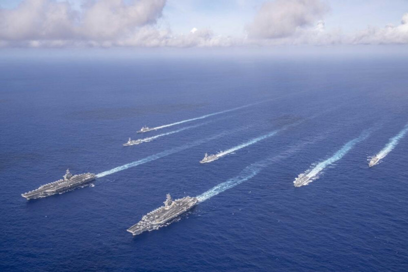 美國海軍希歐多爾·羅斯福號和尼米茲號兩個航母戰鬥群6月21日當天在西太平洋地區展開了聯合演習。中媒環球時報今 (23) 日對此表示，美方刻意來中國周邊「顯擺一下」的可能性很高。   圖 : 翻攝自環球時報