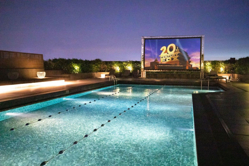 台北晶華酒店，每日晚間在頂樓泳池畔，讓房客坐擁國際城市天際線、觀賞「城市星空電影院」。   圖：晶華酒店/提供