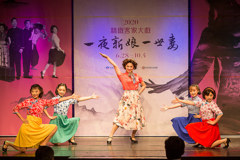 藝文解封後，台灣戲曲中心的第一檔戲，就是客家精緻大戲《一夜新娘一世妻》。   圖：榮興客家採茶劇團/提供