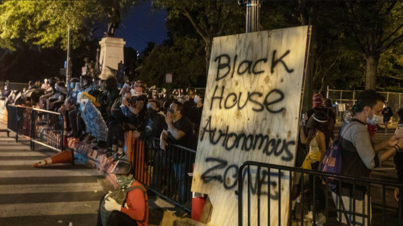示威者在白宮附近成立了「黑宮自治區(Black House)」。   圖：翻攝自推特