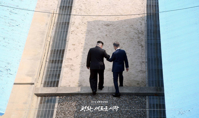朝鮮最高領導人金正恩（左）2018年4月牽著韓國總統文在寅跨越38度線，成為歷史性的一刻，如今雙方關係陷入緊張。   圖：翻攝自韓國青瓦台