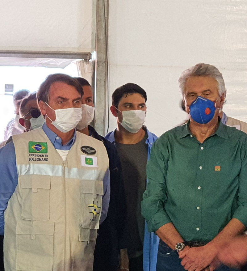巴西總統波索納洛（左）將武漢肺炎比成「小感冒」，很不情願地戴上口罩，挨批防疫不力。   圖：翻攝自波索納洛臉書