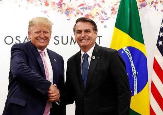 巴西總統波索納洛（右）行事出人意表，常被拿來與美國總統川普比較，被稱為「巴西川普」。   圖：翻攝自波索納洛臉書