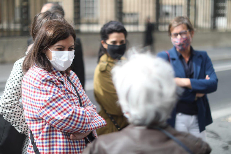 法國總統馬克宏13日宣布，從本週六（17日）零點開始，包括巴黎及其他八個疫情最高警戒地區將開始實施每晚9點到次日早上6點的宵禁。圖為巴黎市長伊達爾戈（Anne Hidalgo）。   圖：翻攝自「Anne Hidalgo」臉書