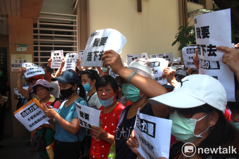 雙連攤商自救會今再赴民眾黨團抗議。   圖：周煊惠 ／攝