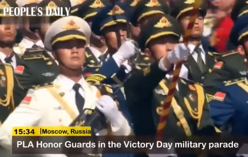 中國官媒《人民日報》在臉書分享解放軍儀隊參與這次閱兵的影片，稱「中國最帥天團亮相莫斯科紅場」。   圖：翻攝自人民日報臉書