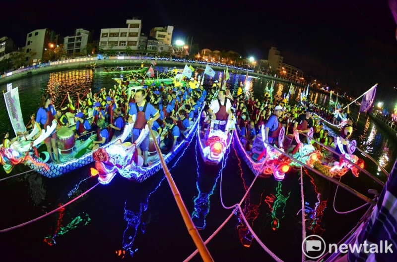 「2020國際龍舟錦標賽」正在安平運河上盛大舉行。活動亮點在於龍舟船身以絢爛的LED燈裝飾，行駛在夜間的運河上與河面相互映襯著，讓傳統節慶有了全新的視覺感受。   圖：台南市政府提供