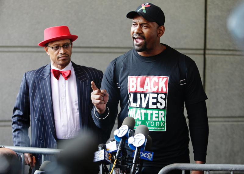 美國「黑人的命也是命」運動領導人紐瑟姆（Hawk Newsome）（右）。   圖片來源：AP Image