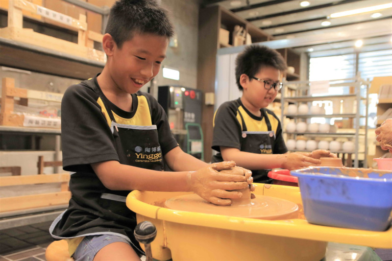 新北市鶯歌陶瓷博物館針對暑假推出「陶氣無影手—手拉坯鍛鍊營」，鼓勵孩子們發輝Maker精神，嘗試學校沒教的藝術體驗。    圖：鶯歌陶瓷博物館提供
