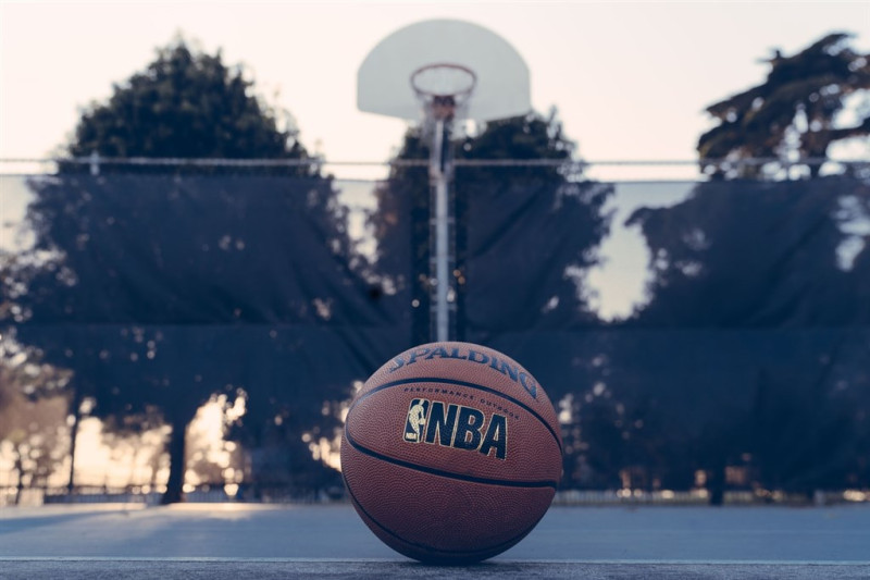 美國職籃NBA聯盟和球員工會26日宣布，16日針對302人進行檢測，發現有16名球員對2019冠狀病毒疾病呈陽性反應。   （示意圖／圖取自Unsplash圖庫）