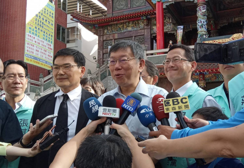 台北市長柯文哲(中)首度與吳益政(左二)在媒體前公開同框。   圖：孫家銘/攝