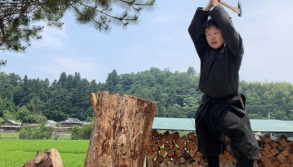 三橋玄一成為日本第一位「忍者研究生」畢業者。   圖／翻攝自《JapanTimes》