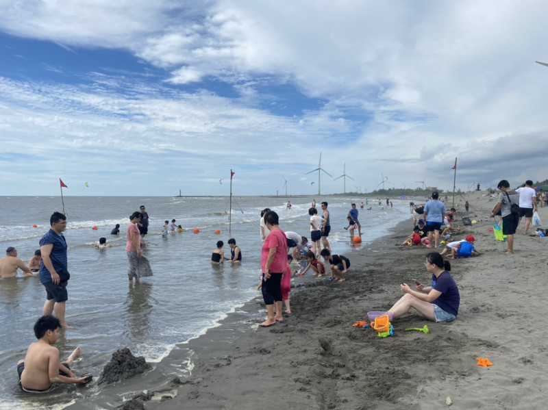 大安港早期名為「螺絲港」是台灣中部西海岸重要登陸口岸，海灘平坦寬闊，沙質柔細、海水湛藍。   圖：台中市政府/提供