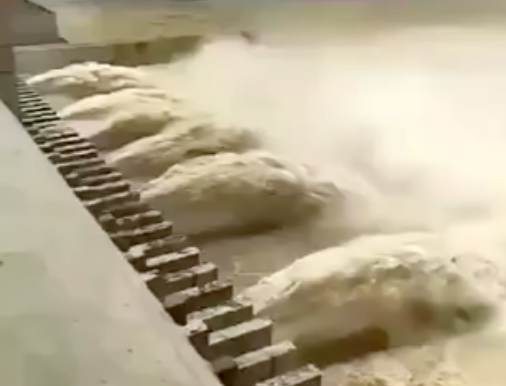 網友拍攝三峽大壩全力洩洪水量巨大。   圖：取自全智勝推特