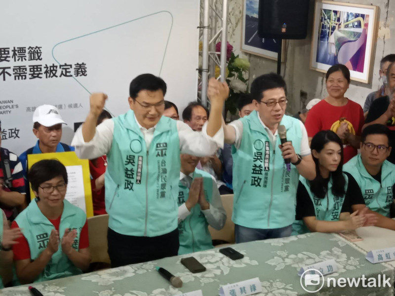 台灣民眾黨高雄市長候選人吳益政（左二）今日成立競選總部。   圖：孫家銘/攝