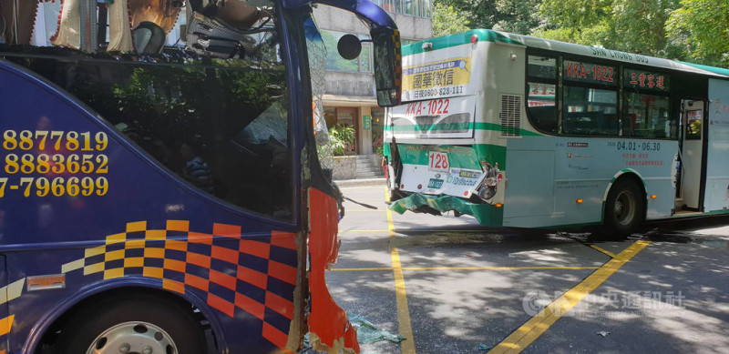 台北市陽明山湖山路1段28日中午發生公車和遊覽車擦撞事故，造成24人受傷，其中一人疑似骨折，其餘均為輕傷，詳細肇事原因待後續調查釐清。   圖：中央社／提供