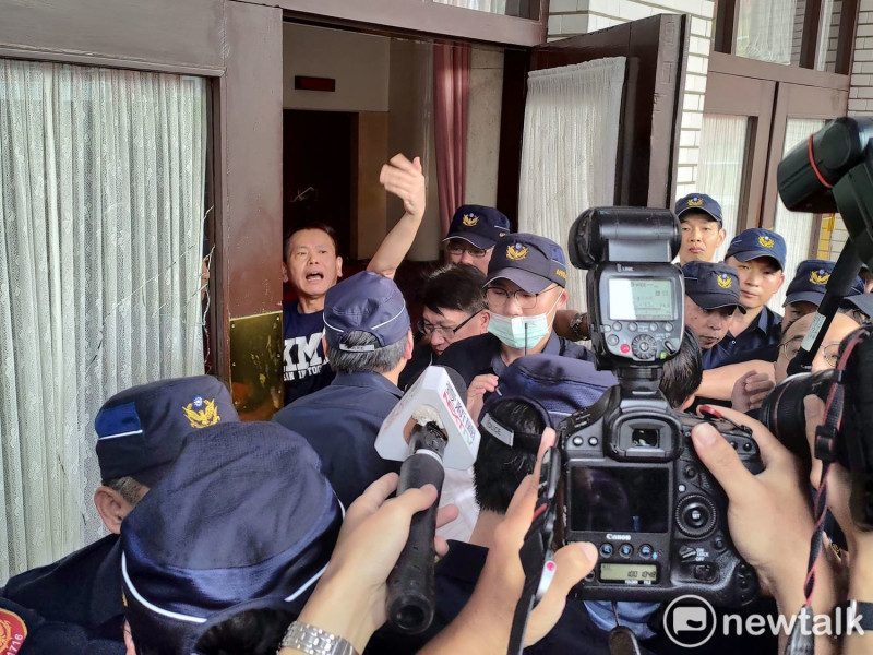 國民黨團總召林為洲邀請媒體進入議場，引爆藍委、媒體與警察間的激烈推擠。   圖：黃建豪/攝
