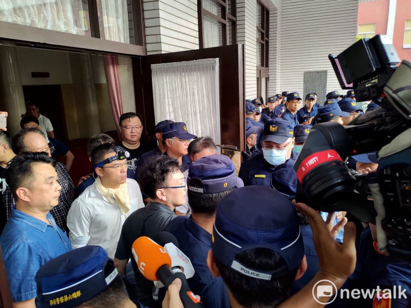 國民黨立委不滿警察阻擋媒體。   圖：黃建豪/攝