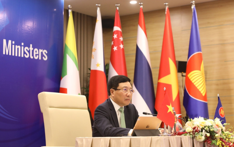越南外交部長范平明主持2020東南亞國家協會視訊高峰會，強調南海活動須遵守1982年的《聯合國海洋法公約》。   圖：翻攝自ASEAN官網