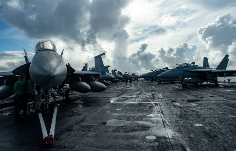 美軍尼米茲號航母戰鬥群隔1星期，再度於菲律賓海域執行雙航母作戰行動，展現印太地區集結能力。   圖：翻攝自尼米茲號臉書