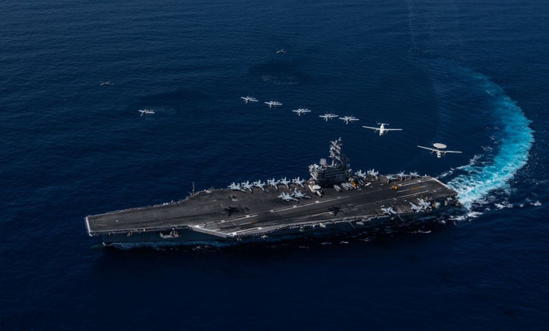 中美軍事對峙，中國在南海舉行軍事演習，美軍也出動雷根號前進菲律賓海域，執行附近海域雙航母行動。   圖：翻攝自雷根號臉書