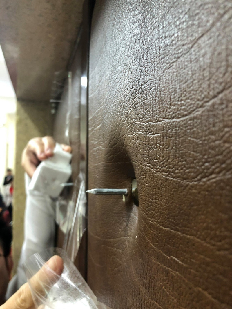 立委邱議瑩稍早在臉書上分享多張議場門上露出的長鋼釘照片。   圖：翻攝自邱議瑩臉書粉絲團