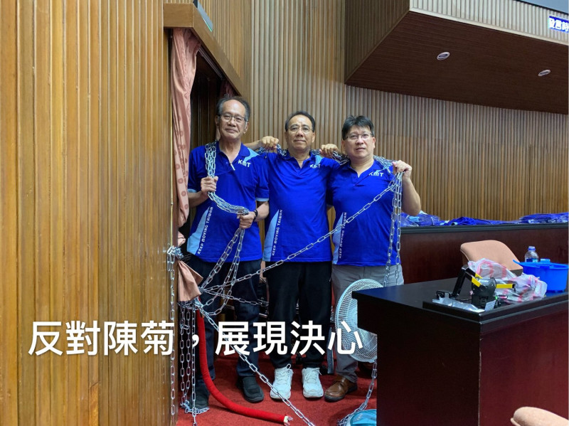國民黨立委陳超明（左）日前在臉書上傳了身纏鐵鍊的照片，如今因為涉嫌收賄「真的被上銬」。   圖:陳超明臉書（資料照片）