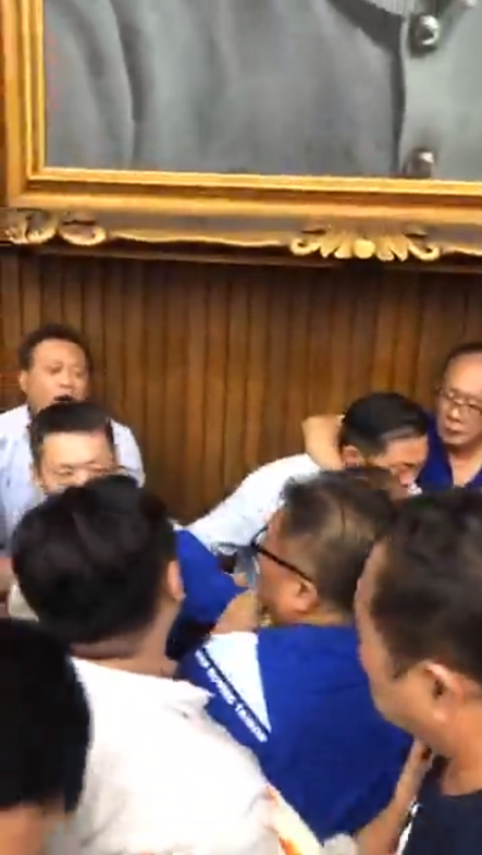 藍綠雙方在主席台發生推擠衝突。   圖：翻攝自洪孟楷臉書