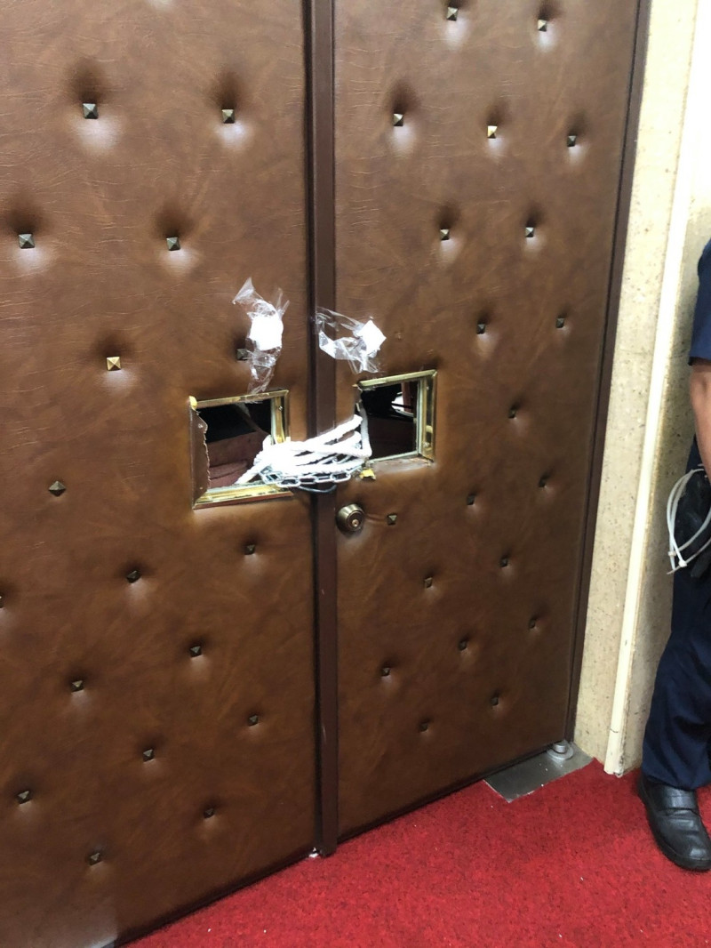 藍委破壞議場大門，用鐵鍊將大門牢牢鎖住。   圖：翻攝自劉世芳臉書