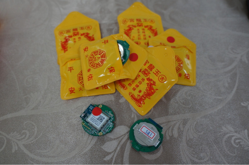 香火袋外觀的雲林天倫D+卡讓銀髮長輩隨身攜帶,故能讓長輩自由在社區活動,且當不慎離開設定的守護範圍時,就能第一時間通報家屬尋人 圖/黃耀寬提供