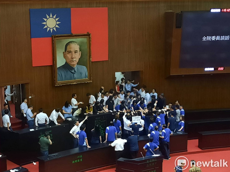 主席台陷入混亂，藍綠雙方在議場僵持許久。   圖：陳佩君／攝