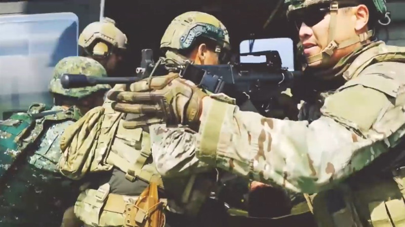 美軍在社群公布形象短片，披露美軍在台灣與陸軍特戰人員共同操演、協訓畫面。   圖：取自facebook.com/1stSFGroup