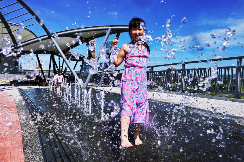 新北市八里左岸公園「水霧廣場」及二重辰光橋戲水設施已經重新開放。   圖：高灘地工程管理處／提供