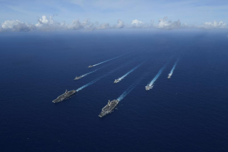 美國海軍「羅斯福號」和「尼米茲號」航空母艦戰鬥群21日首次進行聯合演習。   圖：翻攝自「U.S. Navy」Twitter