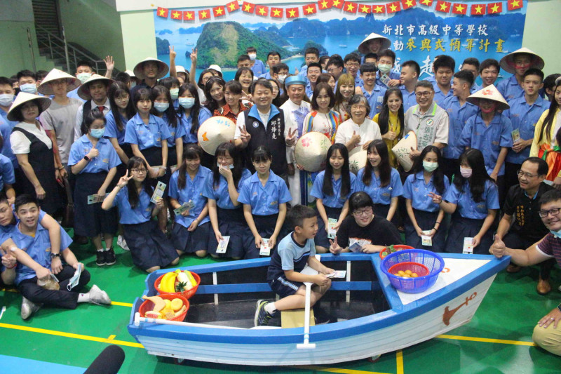 竹林高中參與式預算，以越南校園週為活動主題，眾人體驗越南斗笠。    圖：竹林高中提供