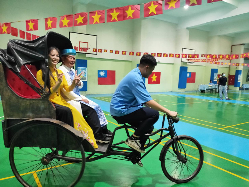 竹林高中越南校園週活動，有越南傳統服飾奧黛與斗笠體驗，還準備越南當地最常見必搭交通工具人力車。    圖：竹林高中提供