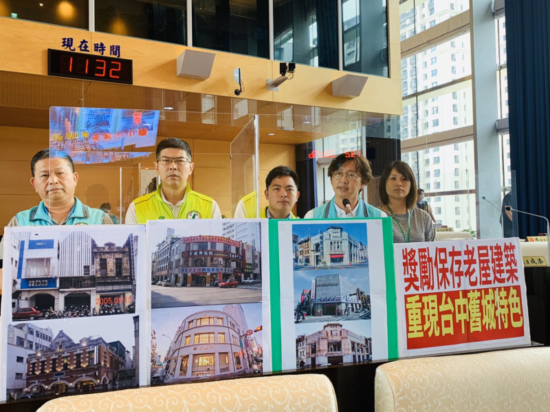 台中市議員江肇國（右二）等人要求市府，維護老舊建築要更積極。   圖：江國肇/提供