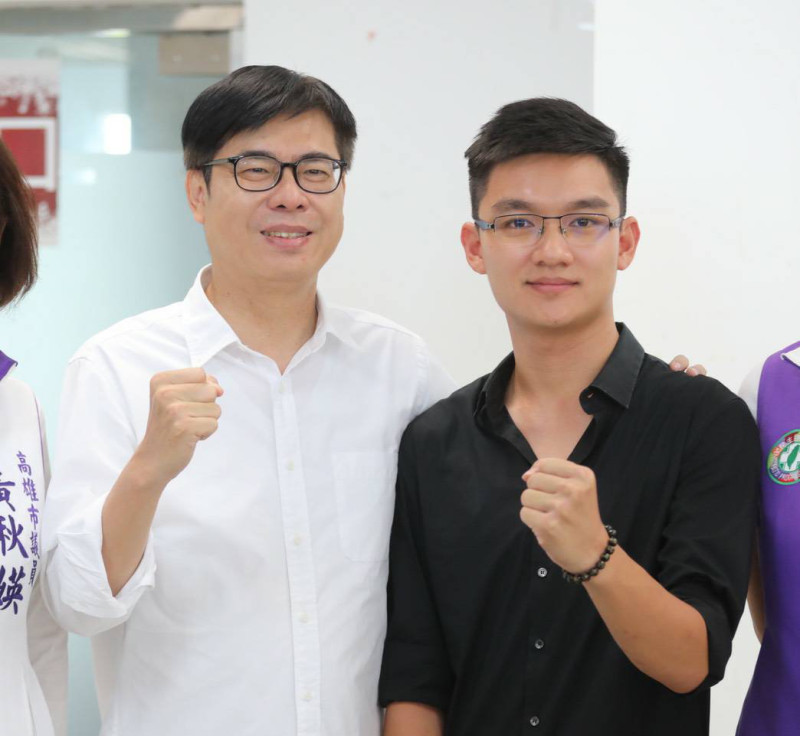 陳其邁(左)與競選團隊青年部主任林尚毅(右)。   圖：陳其邁競總/提供（資料照片）