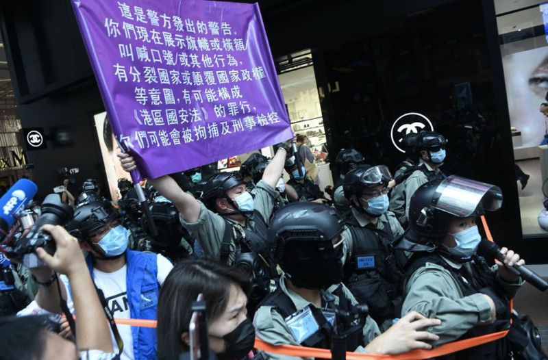港警舉「紫旗」警告民眾恐觸港版國安法。   圖：翻攝自香港警察臉書