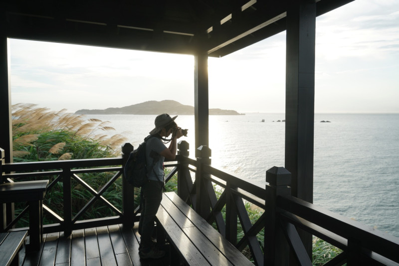 Jen喜歡在馬祖東莒47據點旁的涼亭觀察、拍攝對面的犀牛嶼漲退潮的景色變化。   圖：張良一/攝