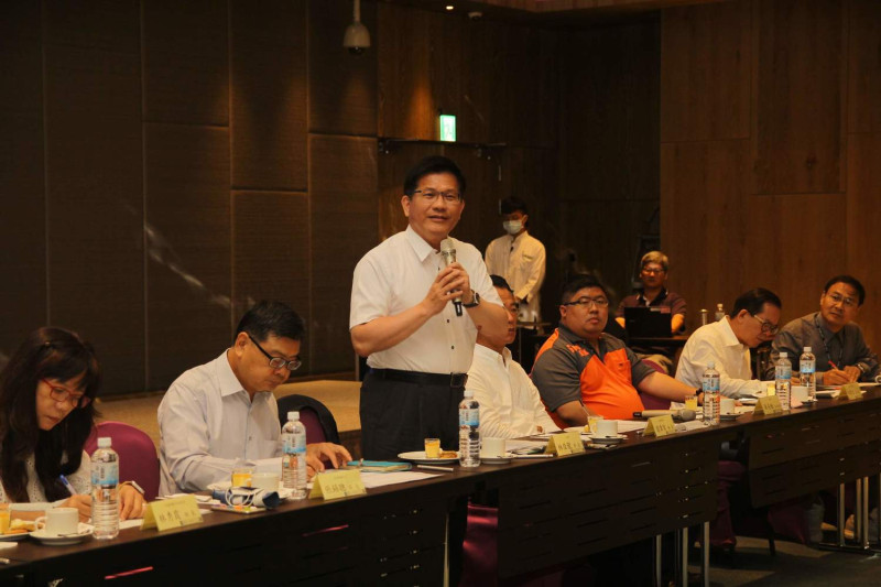 交通部長林佳龍出席雲嘉南濱海觀光座談會，針對疫情後觀光業發展與業者面對面溝通。   圖：嘉義縣政府/提供