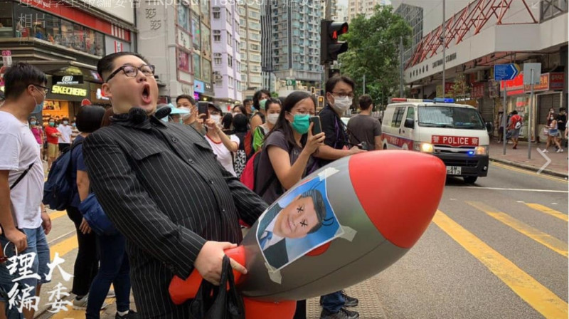一名男子以北韓領袖金正恩造型現身港島，手持貼有習近平惡搞照片的充氣玩具。   圖：翻攝自理大學生報編委會 hkpusu PressCom