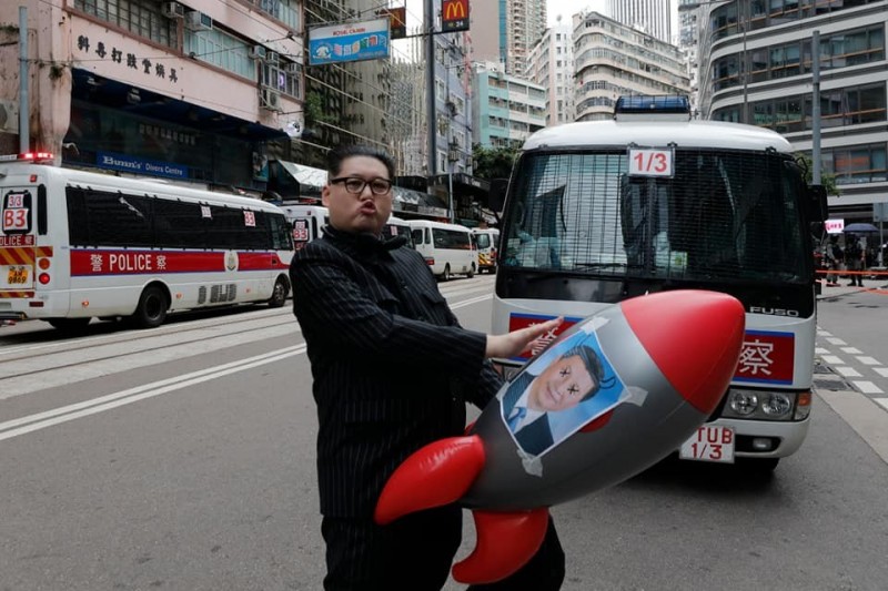 七一遊行現場出現一名男子模仿「北韓領導人金正恩」，公然對習近平肖像作出「猥褻」動作。   圖：翻攝臉書