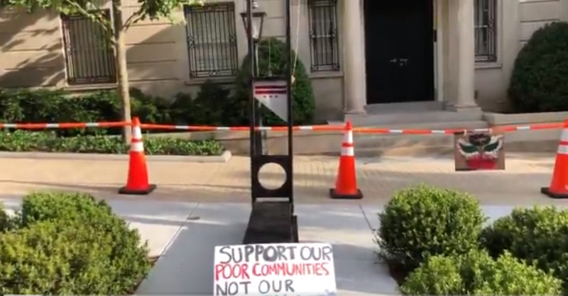 抗議團體在創辦人貝佐斯（Jeff Bezos）位於華盛頓特區的住家外放了一座斷頭台和標語。   圖：截取自抗議者推特