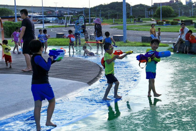 大佳河濱公園戲水區7、8月免費開放，有豐富的遊樂設施親子同樂。   圖：北市水利處／提供