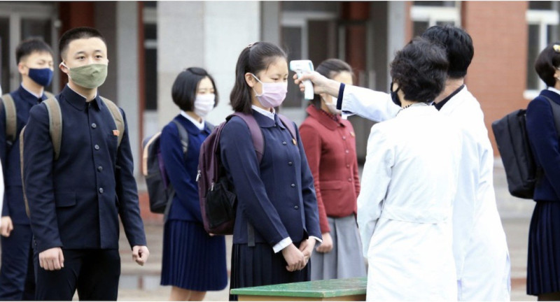 北韓各級學校6月初已經恢復上課，但所有仍然要求學生戴口罩。   擷取至NK NEWS網
