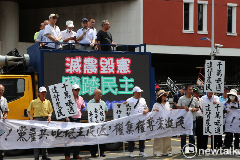 反消滅水利會自救會總會至立法院外抗議。   圖：謝孟華/攝