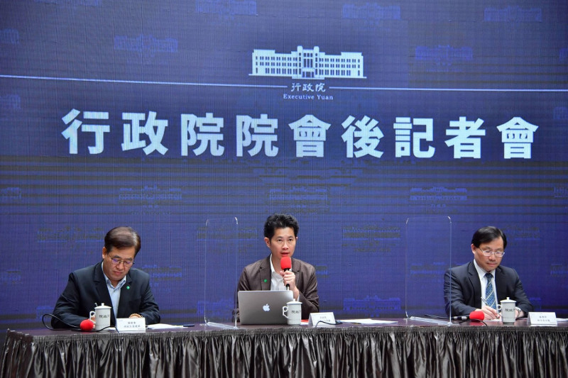7/2的行政院會後記者會，右為經濟部次長林全能，中為行政院發言人丁怡銘。   圖：行政院提供