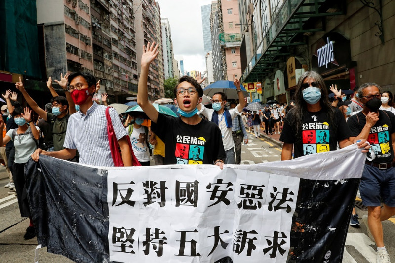 港版國安法上路後，香港民眾上街反對惡法，引發警民衝突。   圖：達志影像/路透社