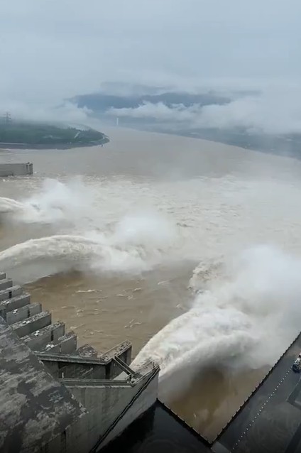依照長江水利委員會發布的調度令，大壩出庫流速控制在每秒3.5萬立方公尺，此次洪水削峰率僅30％。   圖：翻攝梨視頻